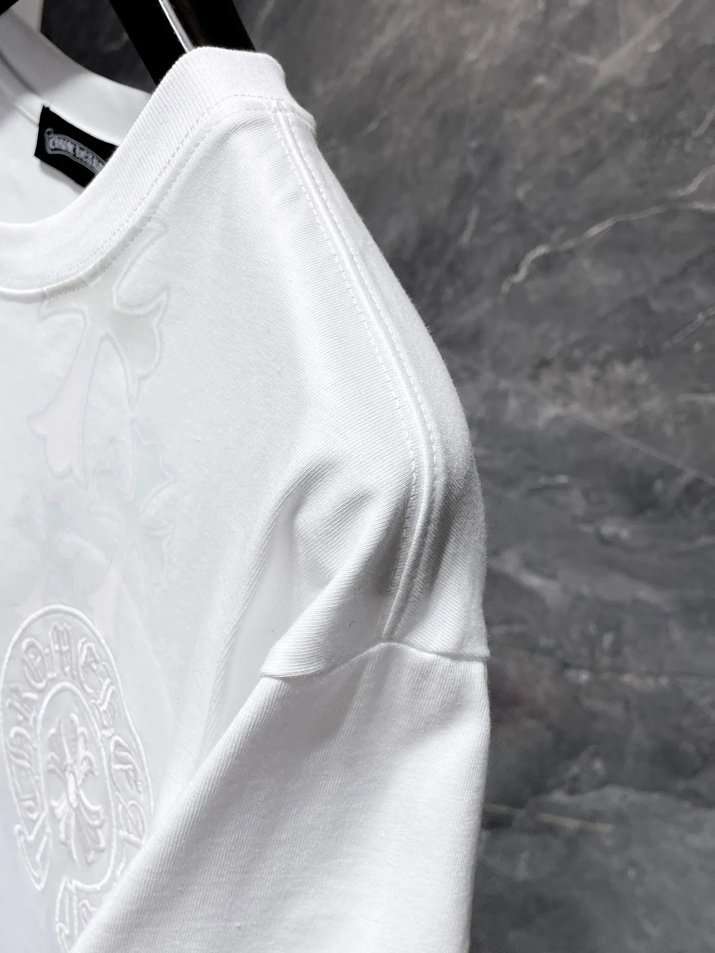 P180 New Chrome Hearts 25ss for summer. High-weight, environmentally friendly and high-quality top-grade fabric. 280g Chrome Hearts new design light-sensitive color-changing cross short-sleeves. Counter synchronization. Re-engraved version 1:1. Recommended color: white. Size: S, M, L, XL.